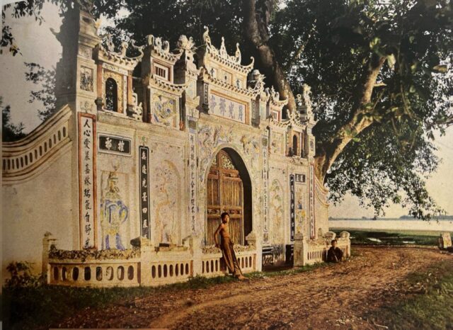 Monumental-Gate-of-Buddhist-temple-Leon-Busy-Indochina-1916-Archives-of-the-Planet-Autochrome-Plate